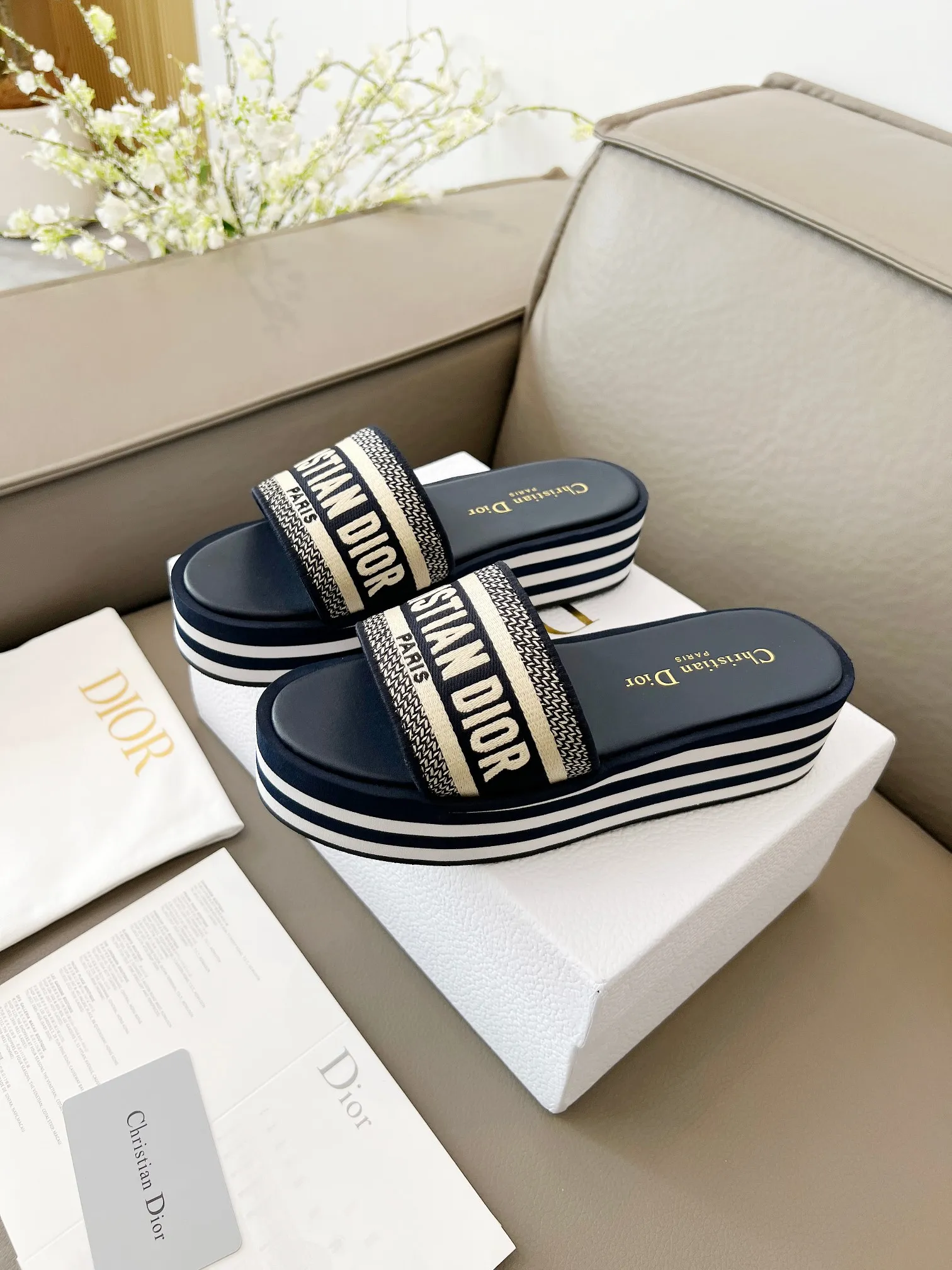 👟👟Ex-factory price 480👟👟 Dior's new spring and summer IVIETA DWAY jelly-colored flat-soled one-slip women's shoes with CD letter logo three-dimensional embroidery thick-soled round toe open-toe slippers. The original version is developed to be the top version on the market. It feels soft and delicate on the feet and is extremely comfortable. Material: Upper imported raffia electric embroidery high-temperature water-soluble cotton technical fabric + water-dyed cowhide foot pad lining + original consistent combination outsole Outsole: original outsole Size: 35-42 (40.41.42 custom-made, non-refundable and non-exchangeable)